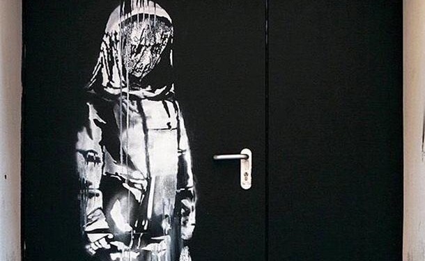 В Париже вырезали и украли работу Бэнкси, посвященную жертвам терактов 2015 года