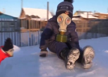 В российском Башкортостане детям из-за смога приходится гулять в противогазах