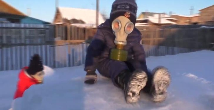 В российском Башкортостане детям из-за смога приходится гулять в противогазах