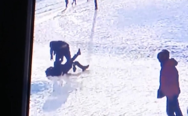 Ты этой рукой трогал моего Рому? Я тебе ее отрежу, – отец школьника избил учителя физкультуры