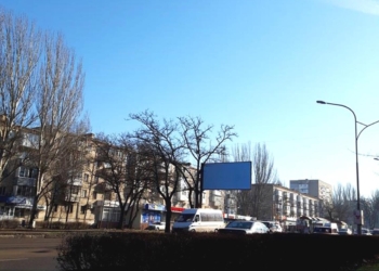 В Николаеве заклеили рекламу потенциальных кандидатов в Президенты Украины без исходных данных