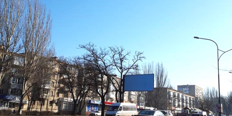 В Николаеве заклеили рекламу потенциальных кандидатов в Президенты Украины без исходных данных