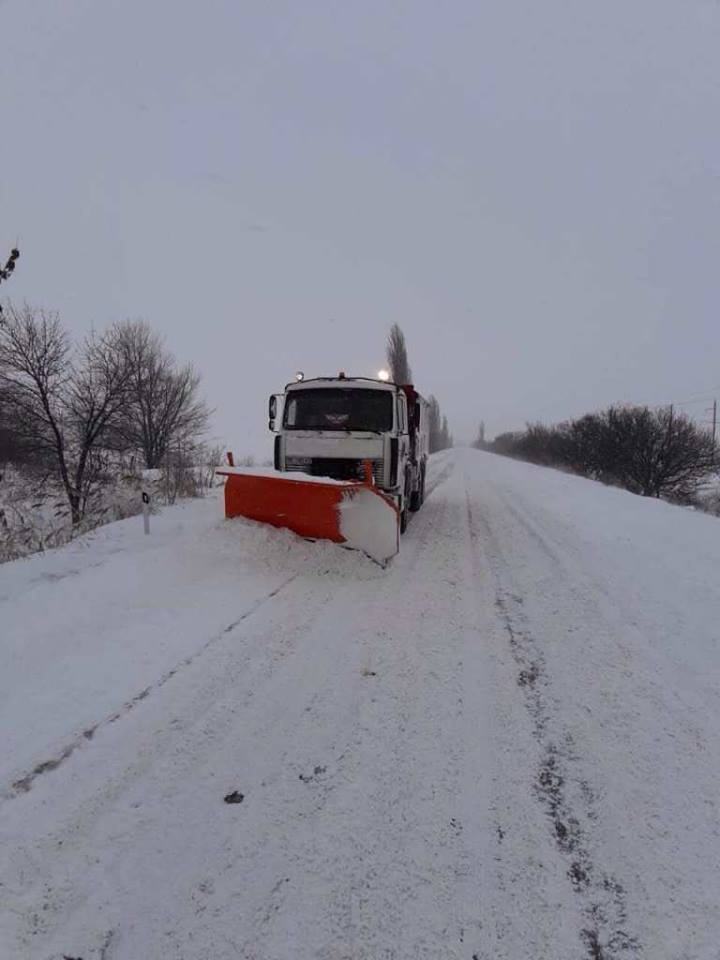 На дорогах Николаевщины сняты все ограничения для транспорта и использовано 480 тонн песчано-солевой смеси и 50 тонн соли 3