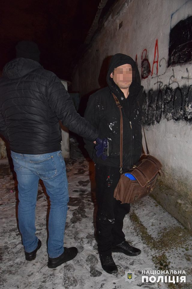 В Николаеве «на горячем» задержали автомобильного вора-сканериста, «вскрывавшего» припаркованные авто 1