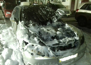 Из-за короткого замыкания в Николаеве горели два авто