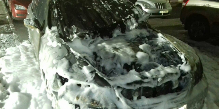 Из-за короткого замыкания в Николаеве горели два авто