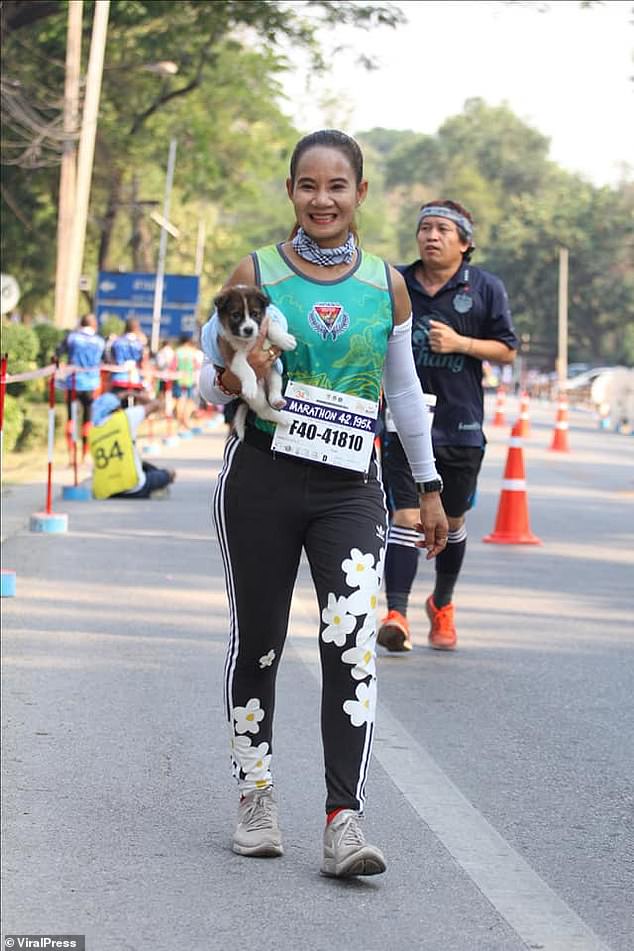 Участница марафона в Таиланде 19 миль пробежала со щенком на руках 3