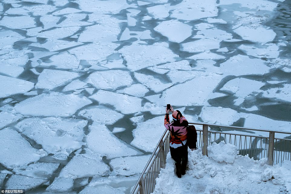 40-градусные морозы заставили поджечь железнодорожные пути в Чикаго 4