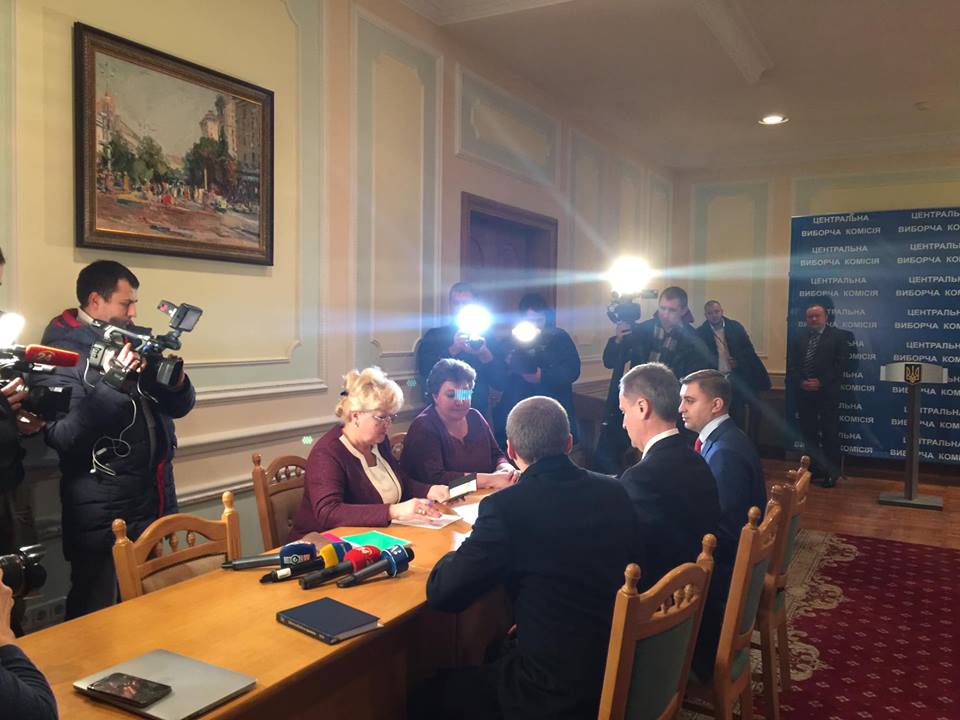 Наливайченко выдвинули кандидатом в президенты, и он уже отнес документы в ЦИК 3