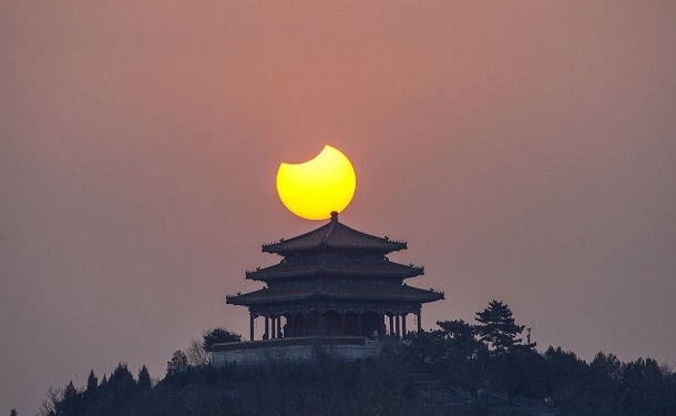 Сегодня было первое в этом году солнечное затмение