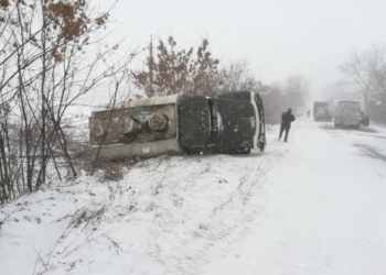 В Николаевской области из-за гололеда перевернулся бензовоз