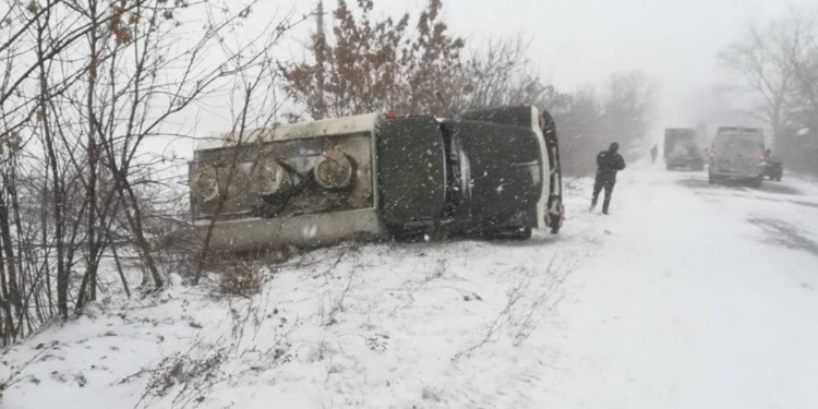 В Николаевской области из-за гололеда перевернулся бензовоз