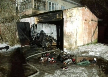 В Николаеве прямо в гараже загорелся микроавтобус