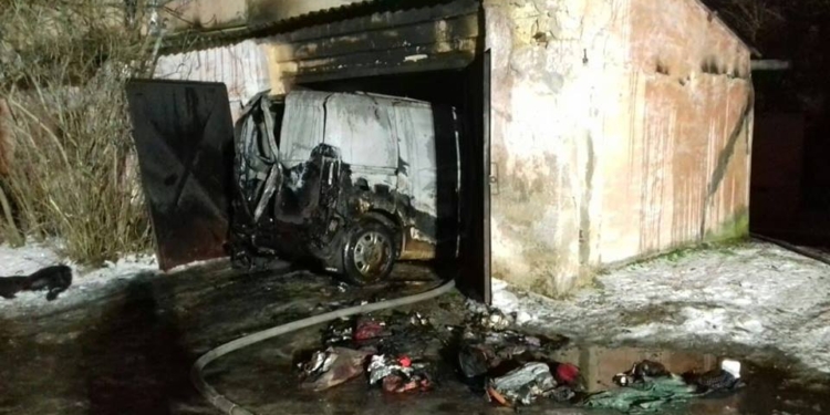 В Николаеве прямо в гараже загорелся микроавтобус