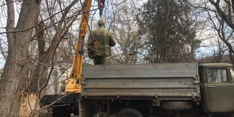 В Николаеве снесли последний памятник Ленину