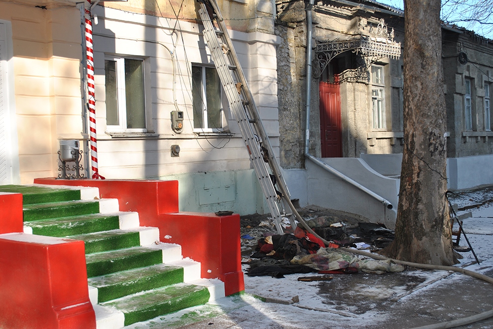Во время пожара в Центральном районе Николаева пожарные эвакуировали трех жильцов дома – одного пришлось госпитализировать 3