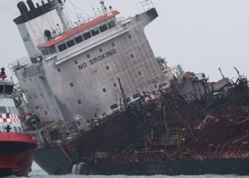 Около гонконгского острова взорвался и загорелся танкер – люди сами прыгали в воду