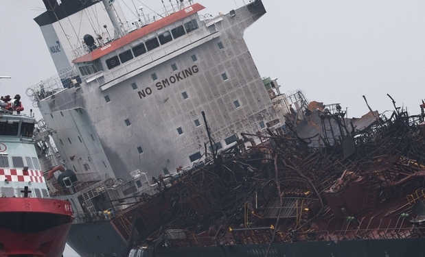 Около гонконгского острова взорвался и загорелся танкер – люди сами прыгали в воду