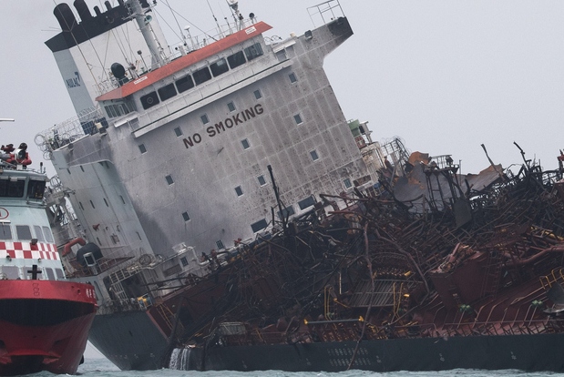 Около гонконгского острова взорвался и загорелся танкер – люди сами прыгали в воду