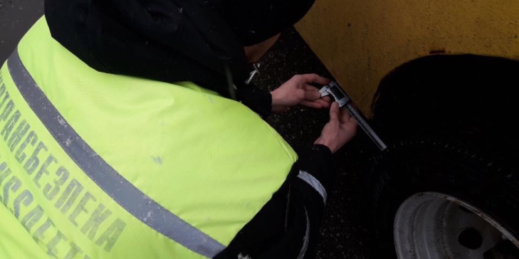 «Лысая резина» и жуткое состояние транспортных средств: Укртрансбезопасность проверила маршрутки в Николаеве