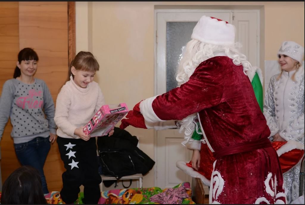 Клиенты ПриватБанка устроили праздник пациентам Николаевской областной детской больницы 5
