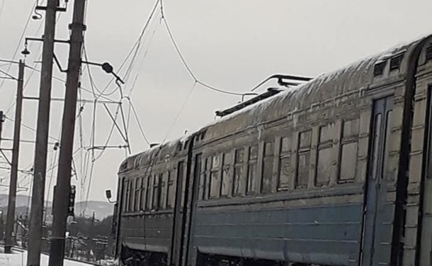 На Закарпатье на электричку упал высоковольтный провод