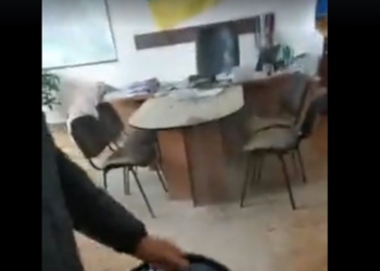 За гололед. В Житомире засыпали песком кабинет зама мэра