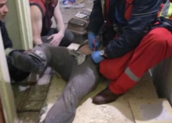 Во время ремонта в квартире на одного из рабочих упала бетонная плита