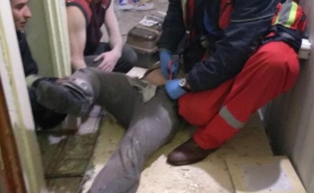 Во время ремонта в квартире на одного из рабочих упала бетонная плита