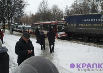 В Ровно отцепившийся прицеп протаранил троллейбус