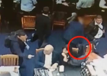 Мужчина на глазах у толпы украл чемодан с бриллиантами