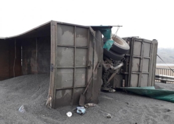 Под Николаевом на мосту перевернулся «КАМАЗ» с семенами подсолнуха