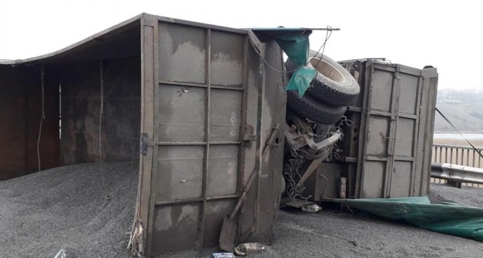 Под Николаевом на мосту перевернулся «КАМАЗ» с семенами подсолнуха