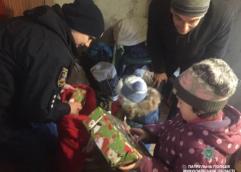 Дарить радость легко: николаевские патрульные реализовали новогодние мечты двух малышей из семьи со сложными жизненными обстоятельствами