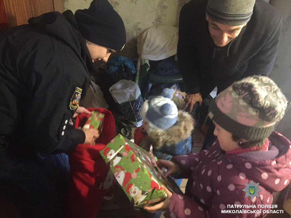 Дарить радость легко: николаевские патрульные реализовали новогодние мечты двух малышей из семьи со сложными жизненными обстоятельствами 7