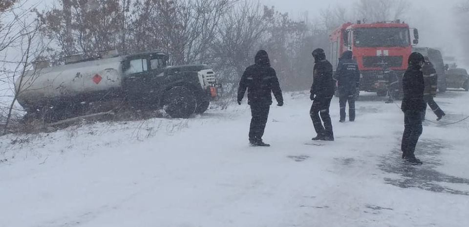 В Николаевской области из-за гололеда перевернулся бензовоз 5