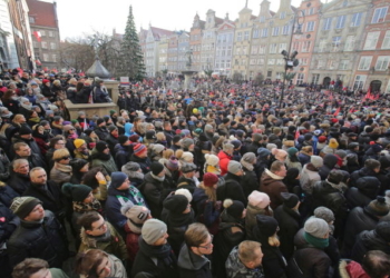 Проводить в последний путь убитого мэра Гданьска пришло 45 тысяч человек