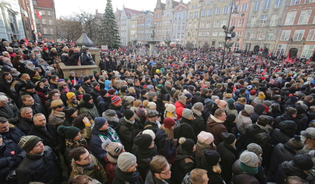 Проводить в последний путь убитого мэра Гданьска пришло 45 тысяч человек