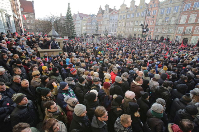 Проводить в последний путь убитого мэра Гданьска пришло 45 тысяч человек 7