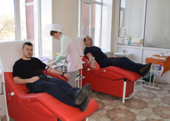 «Ланцюг милосердя»: николаевские спасатели и полицейские в День Соборности сдавали кровь