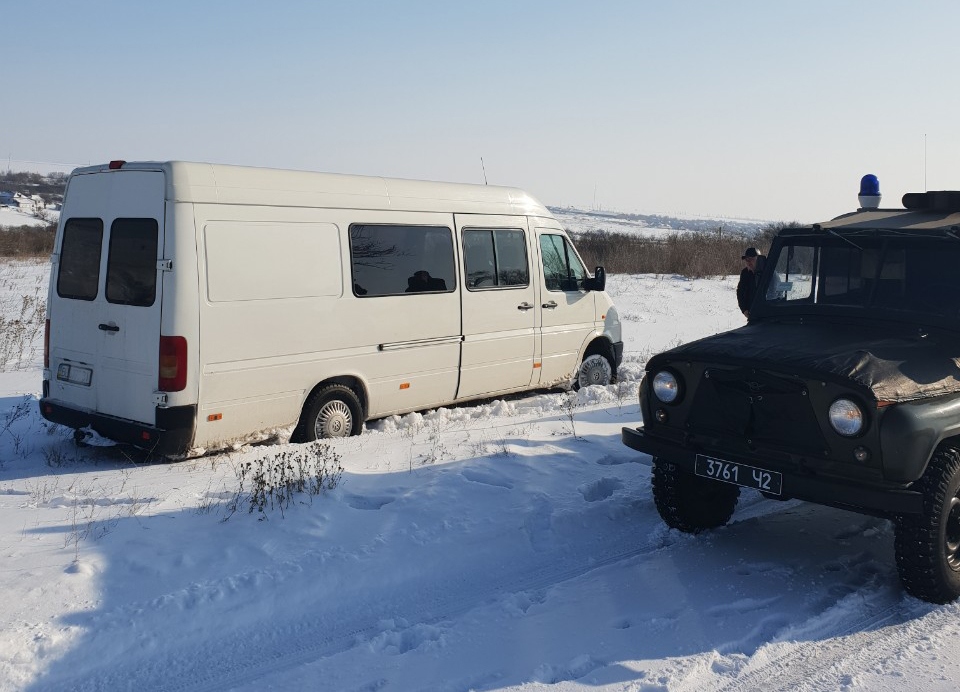 За сутки на Николаевщине из снежных заносов достали 10 автомобилей 6