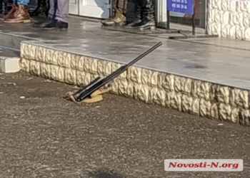 В Николаеве у здания райсуда из «Сайги» расстреляли женщину и мужчину