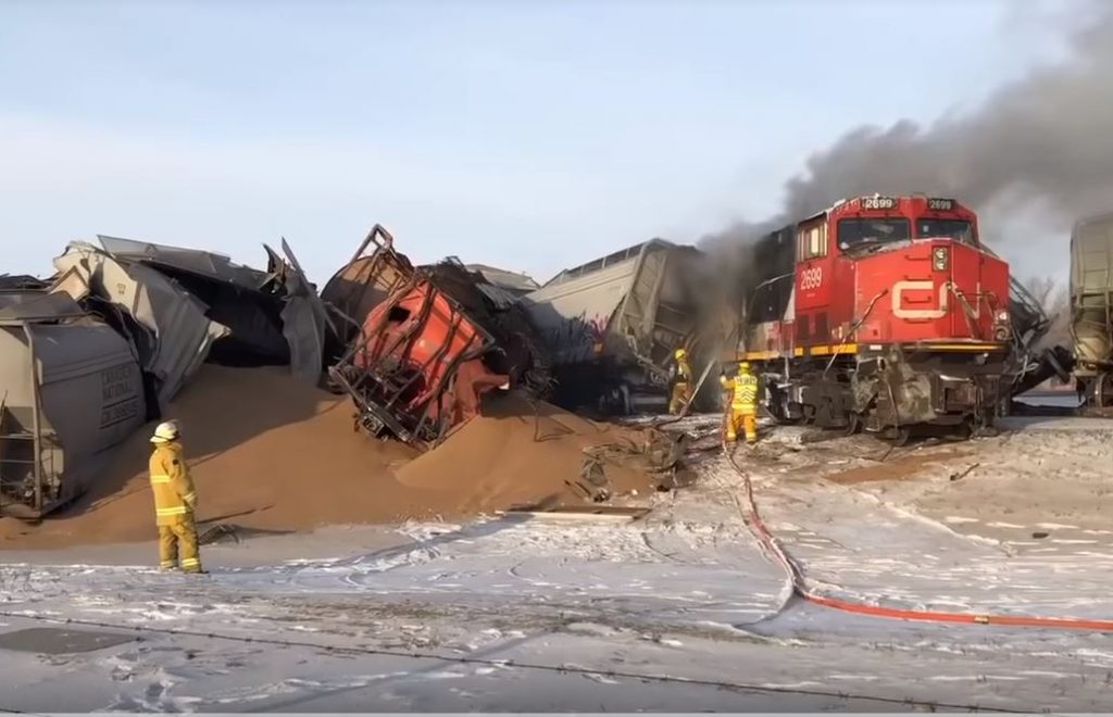 В Канаде загорелся поезд с пшеницей - перевернулись 30 вагонов 1