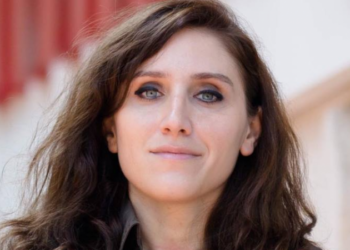 В Турции журналистку приговорили к реальному сроку за материал об офшорах экс-премьера