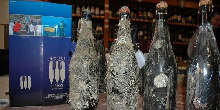 Альтернатива погребу: итальянский винодел выдерживает игристое вино до 5 лет в морских глубинах