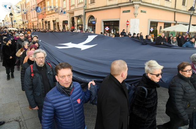 Проводить в последний путь убитого мэра Гданьска пришло 45 тысяч человек 9