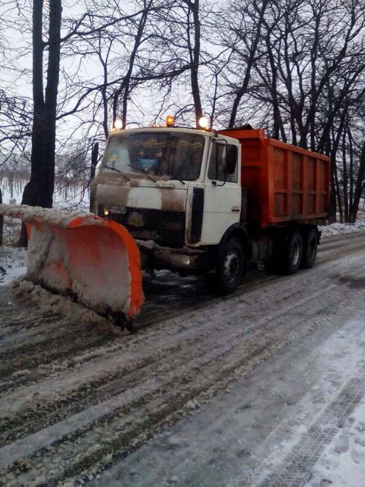 На дорогах Николаевщины сняты все ограничения для транспорта и использовано 480 тонн песчано-солевой смеси и 50 тонн соли 7