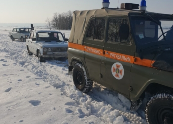 За сутки на Николаевщине из снежных заносов достали 10 автомобилей