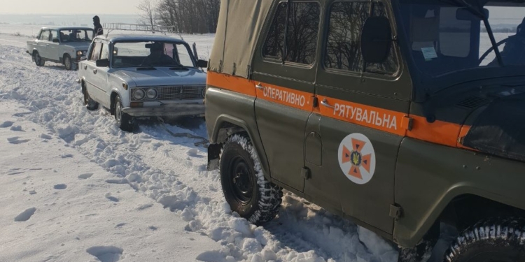 За сутки на Николаевщине из снежных заносов достали 10 автомобилей