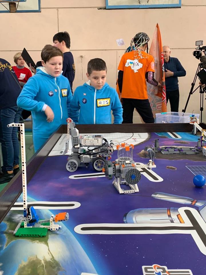 Школьники Николаева одержали победу в региональном фестивале по робототехнике в Черкассах 7